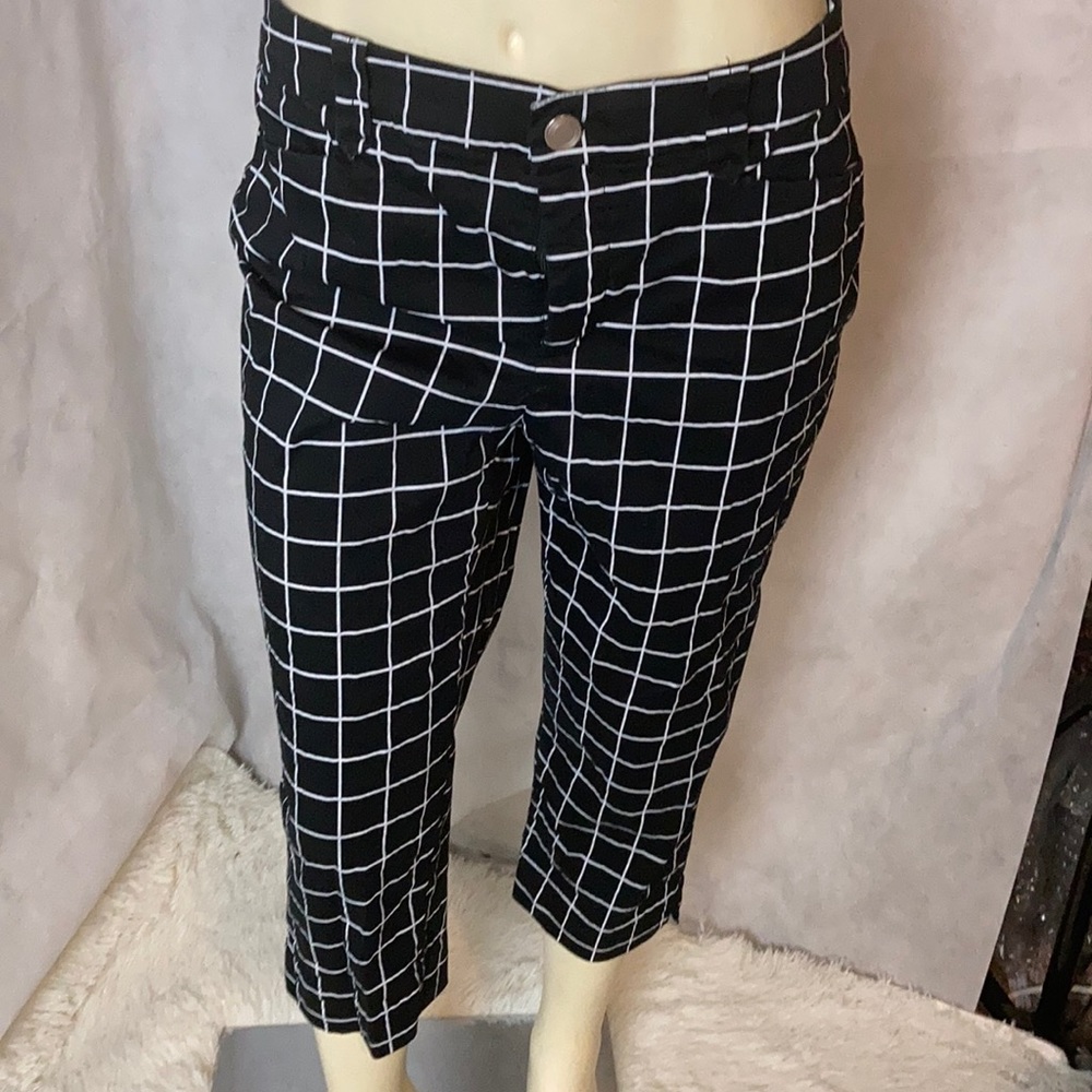 🌻Intro ❤️ love the fit Black & White Capris